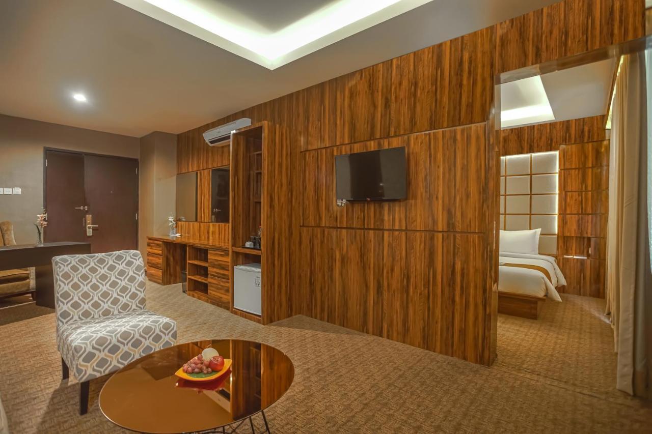 Royal Regantris Cendana Hotel Surabaya Luaran gambar