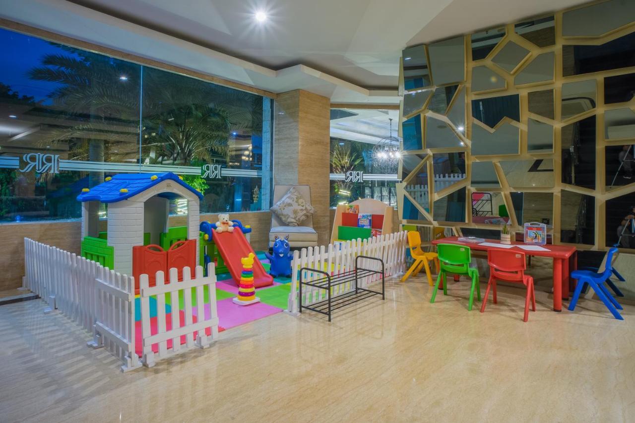 Royal Regantris Cendana Hotel Surabaya Luaran gambar