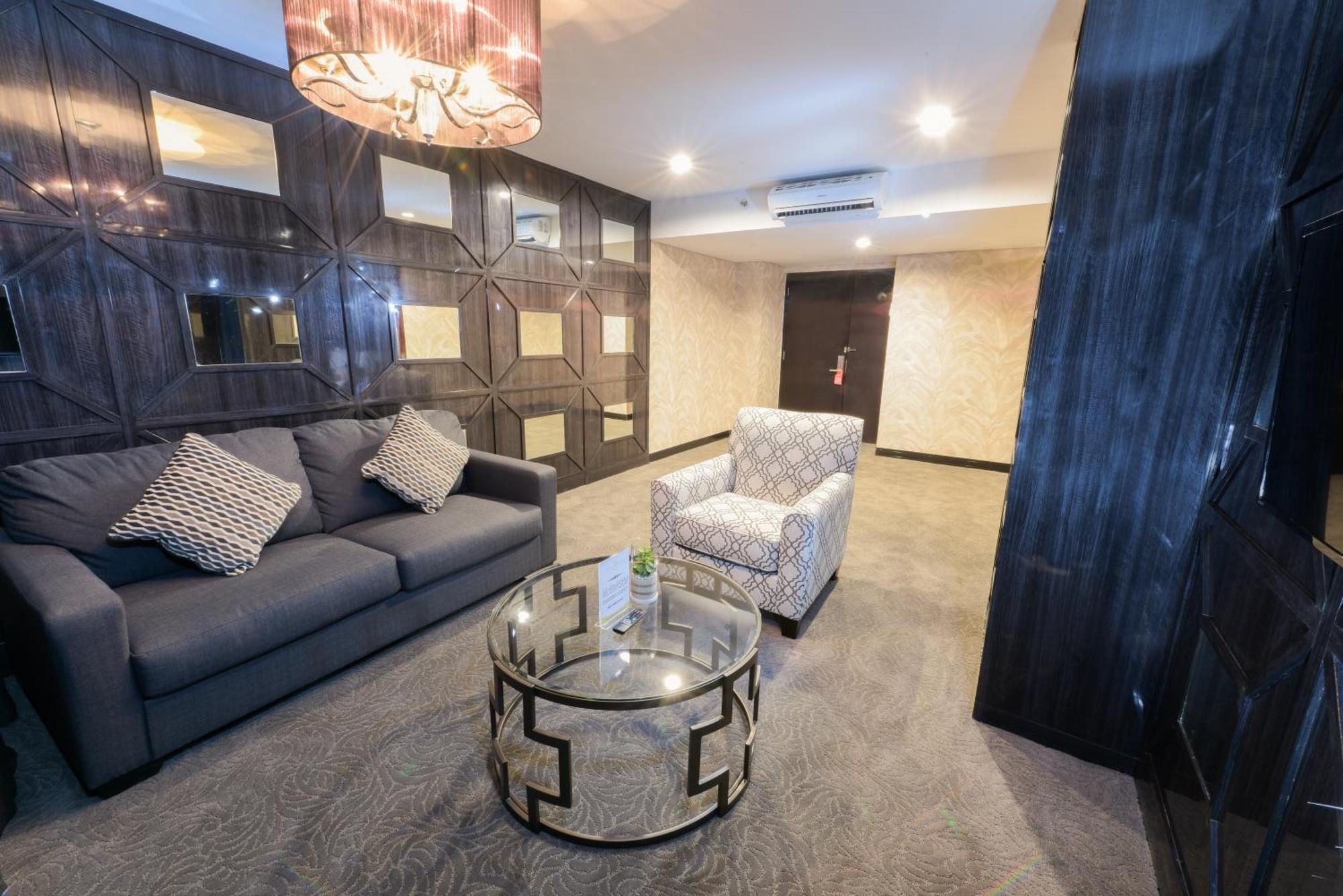 Royal Regantris Cendana Hotel Surabaya Luaran gambar