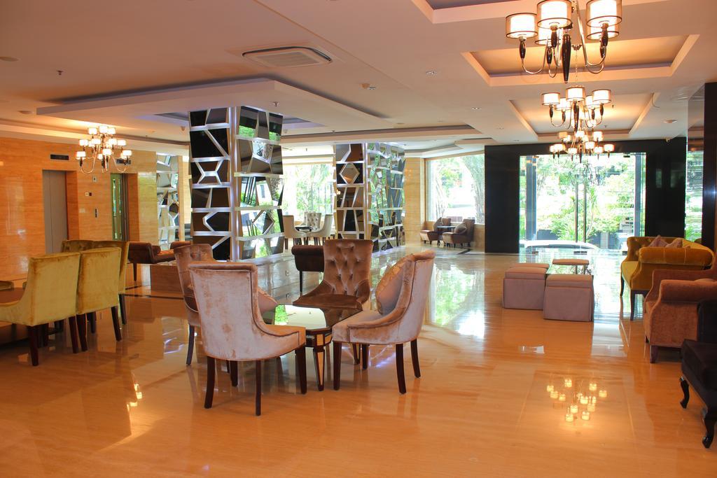 Royal Regantris Cendana Hotel Surabaya Luaran gambar