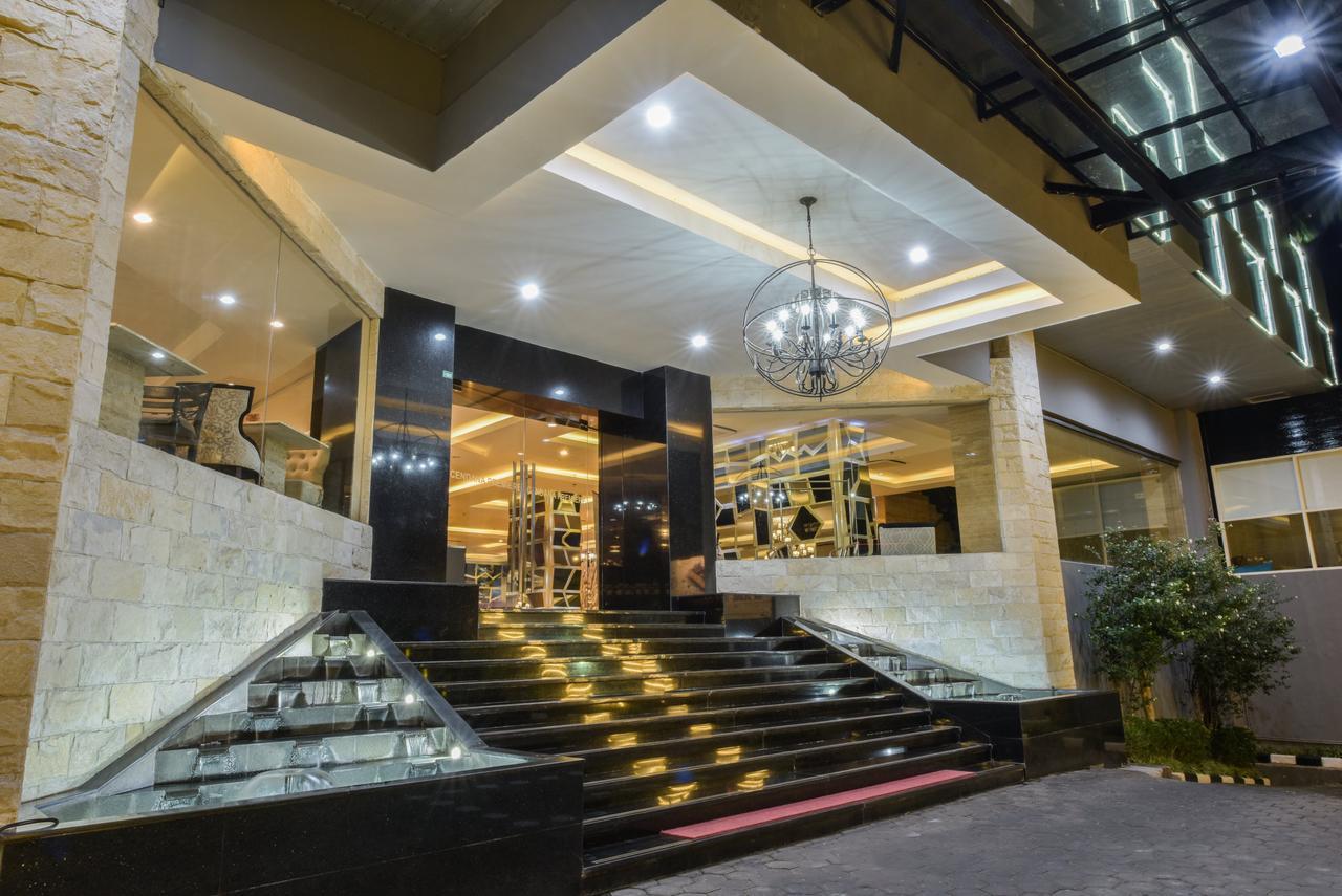 Royal Regantris Cendana Hotel Surabaya Luaran gambar